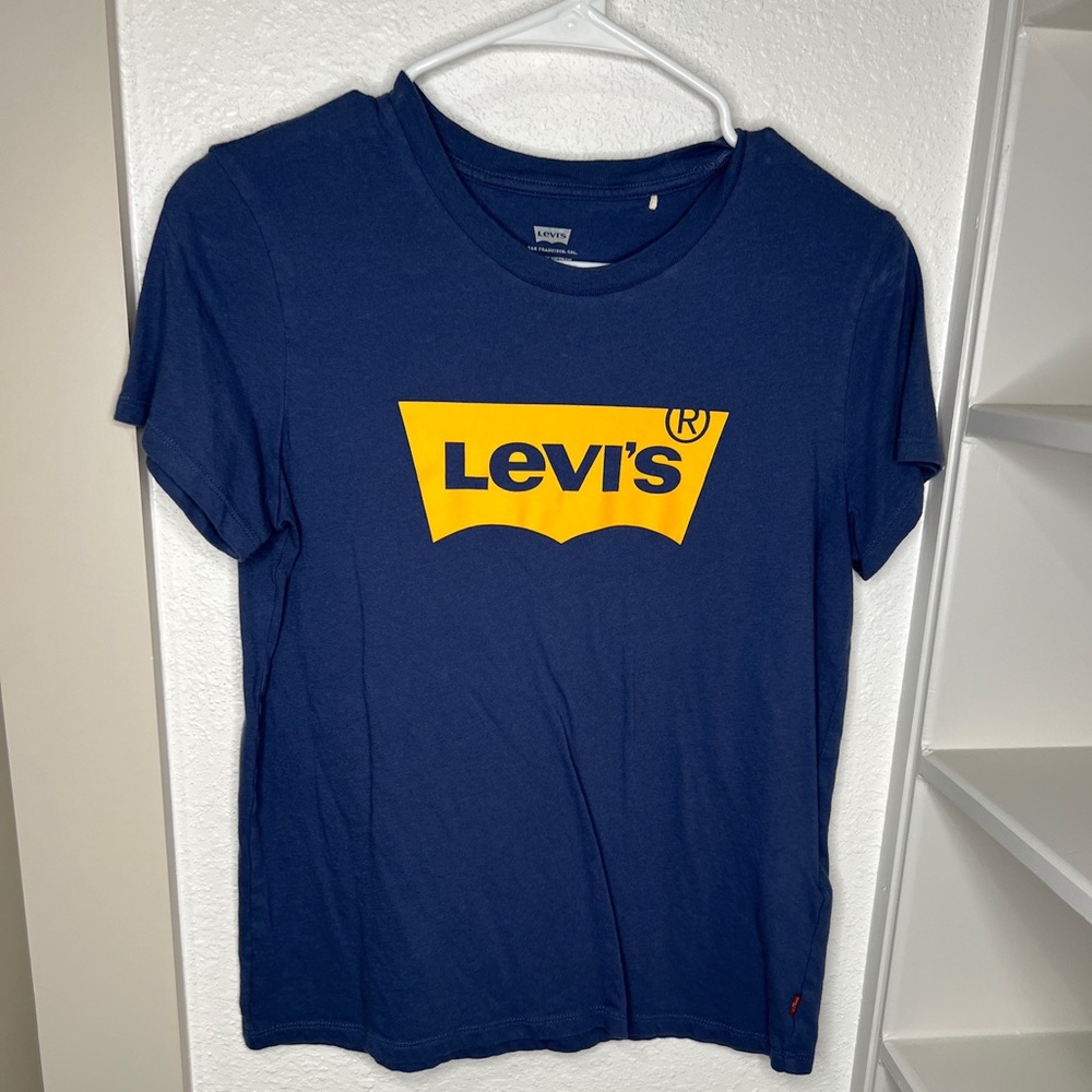 Levi’s tee